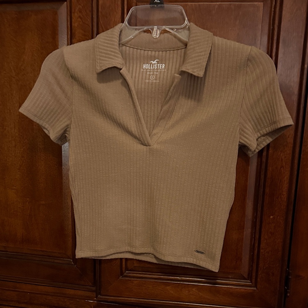 Hollister Must-Have Collection Baby Tee Tan Ribbed V-Neck Top